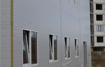 Модульное здание в котором в качестве внешних стен используются сэндвич-панели заводского качества (большой выбор цветов по RAL).  . фото #1