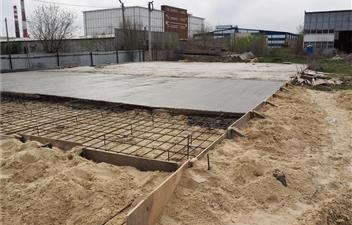 Фундамент в виде монолитной плиты заливается на песчаную подушку с армированием бетона. фото #12