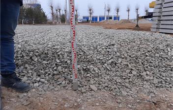 Фундамент из дорожных плит. плиты укладываются на песчаную подготовку. фото #6