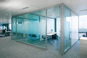 Рациональность и эффективность зонирования с помощью стеклянных офисных перегородок